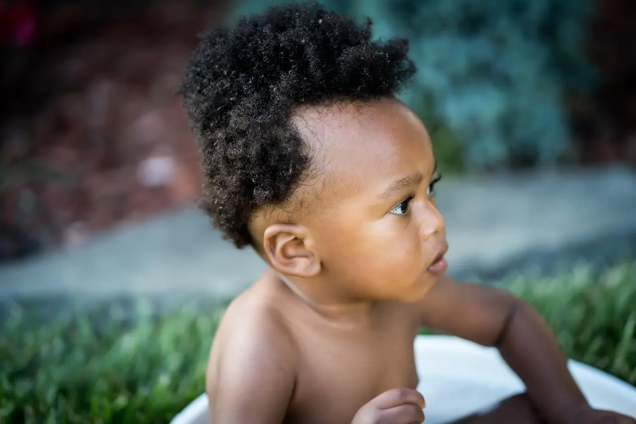 Sådan bevarer du krøller, når du bader baby